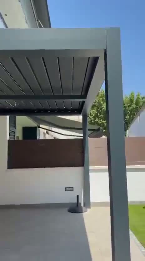 Pérgola de aluminio con lamas en una terraza