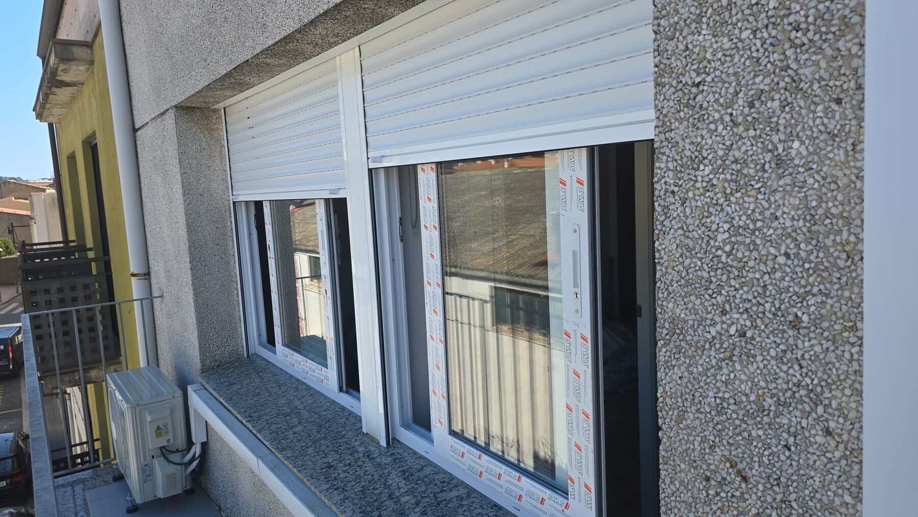 Ventanas con persianas enrollables blancas