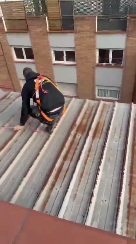 Vídeo de un operario trabajando sobre una cubierta