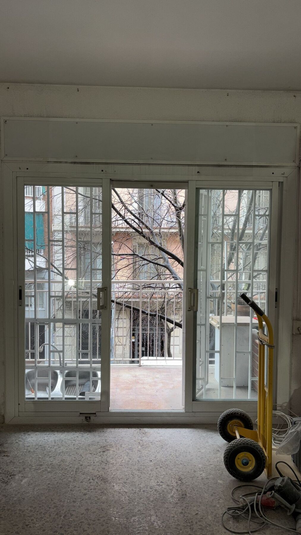 Puerta corredera de aluminio blanca de tres hojas vista desde el interior
