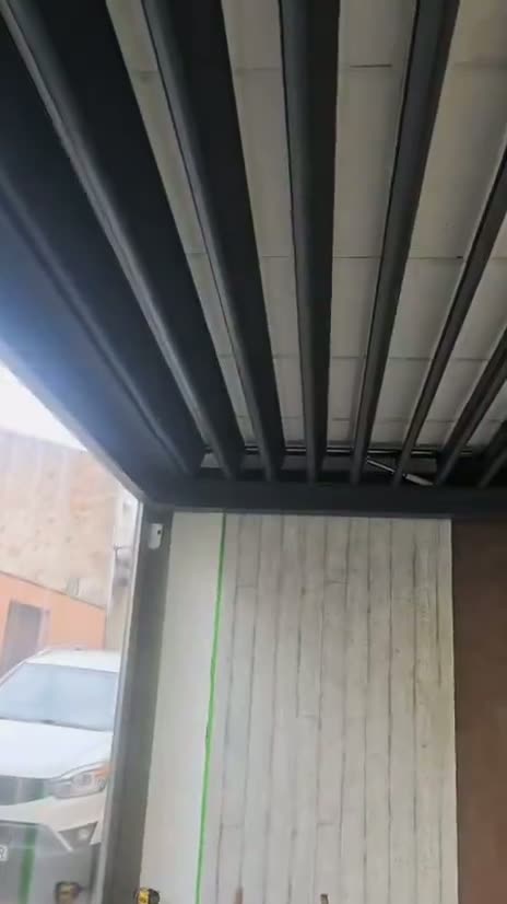 Vídeo del detalle de las lamas de una pérgola de aluminio