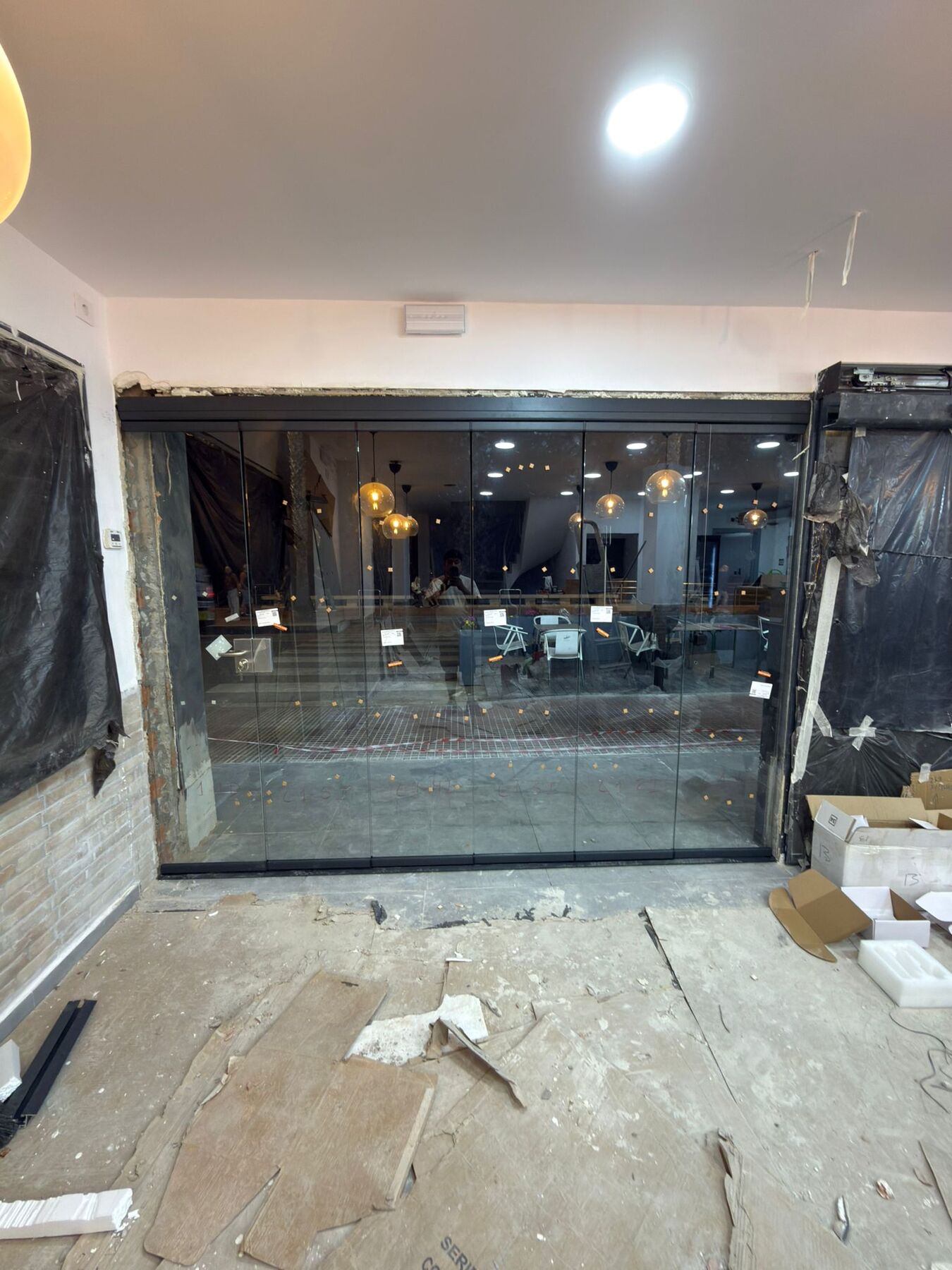 Cerramiento acristalado de aluminio de un local